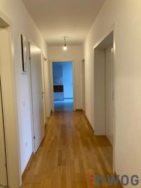 3 Zimmer-Penthouse-Wohnung mit Balkon in den grünen Innenhof gerichtet