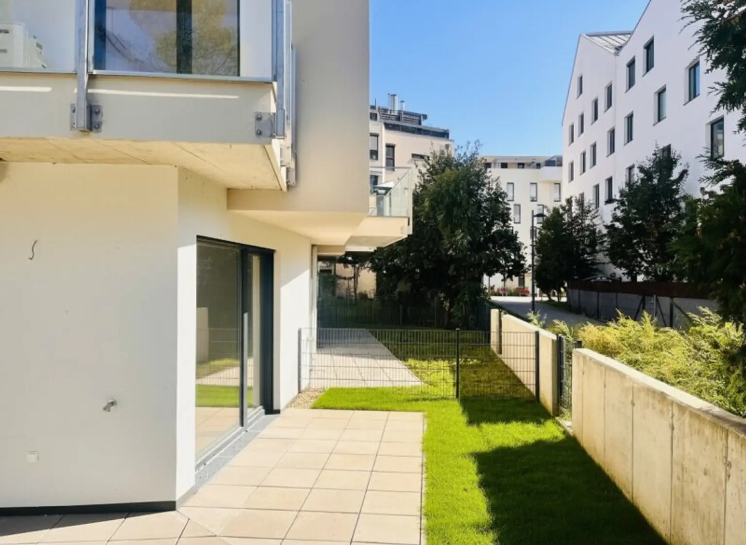 Erstbezug! Neubau-Reihenhaus mit Terrasse, Dachterrasse, Loggien & Garten (auch für Anleger)