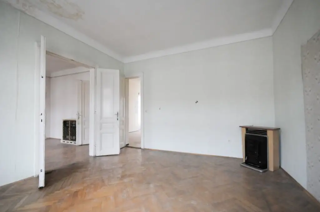 3-ZIMMER-ALTBAU MIT BALKON - SANIERUNGSBEDÜRFTIG IN TOP LAGE!