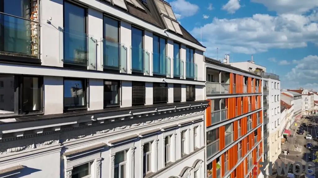 Altbau-Chic im Dachgeschoss | 3-Zimmer Balkonwohnung mit Klimaanlage und Fußbodenheizung