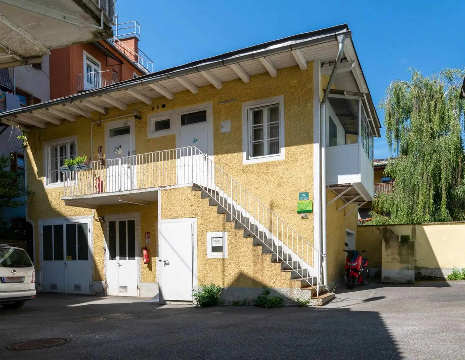 GARCONNIERE MIT WINTERGARTEN IM INNENHOF