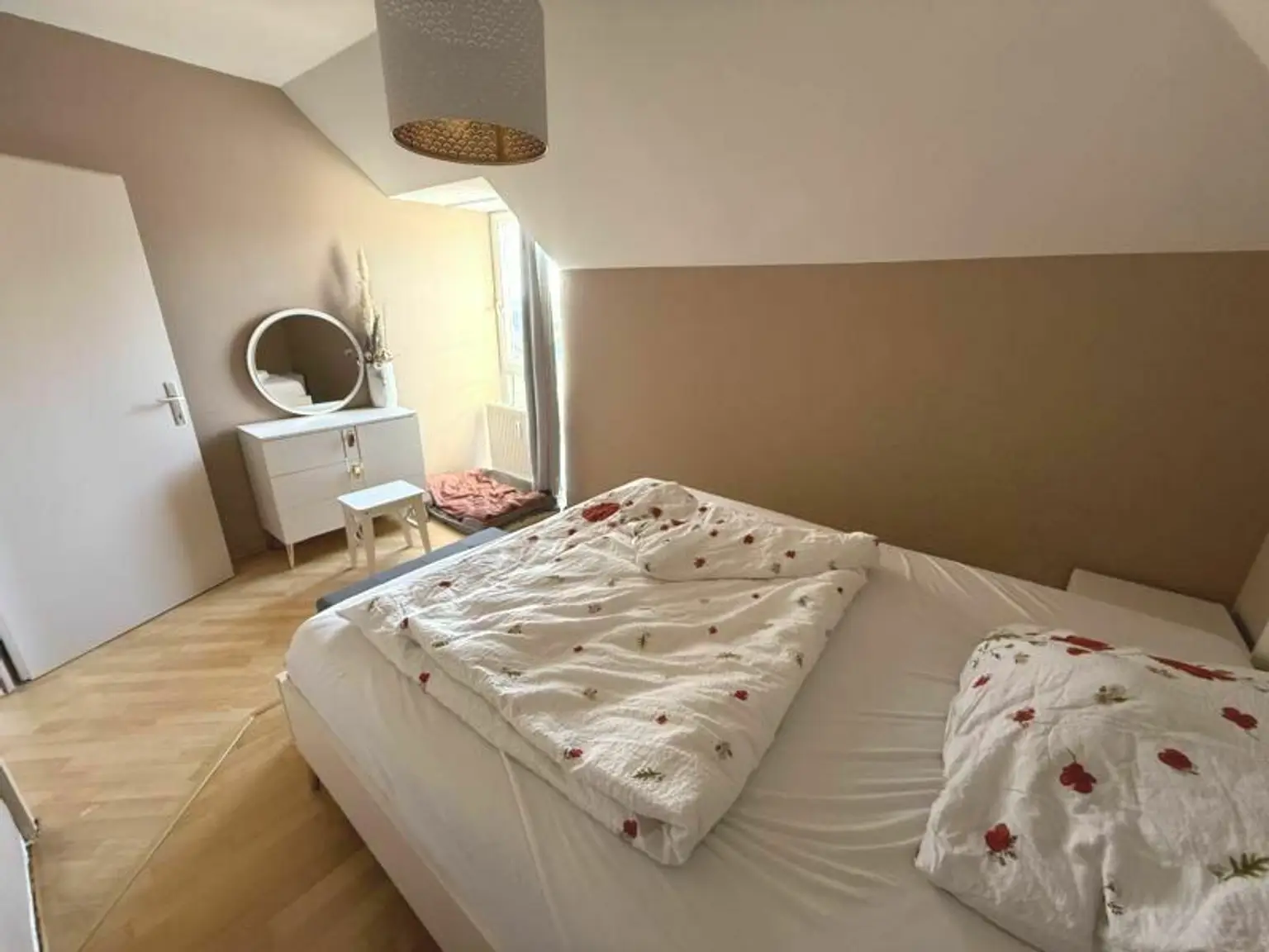 Schlafzimmer mit Podest