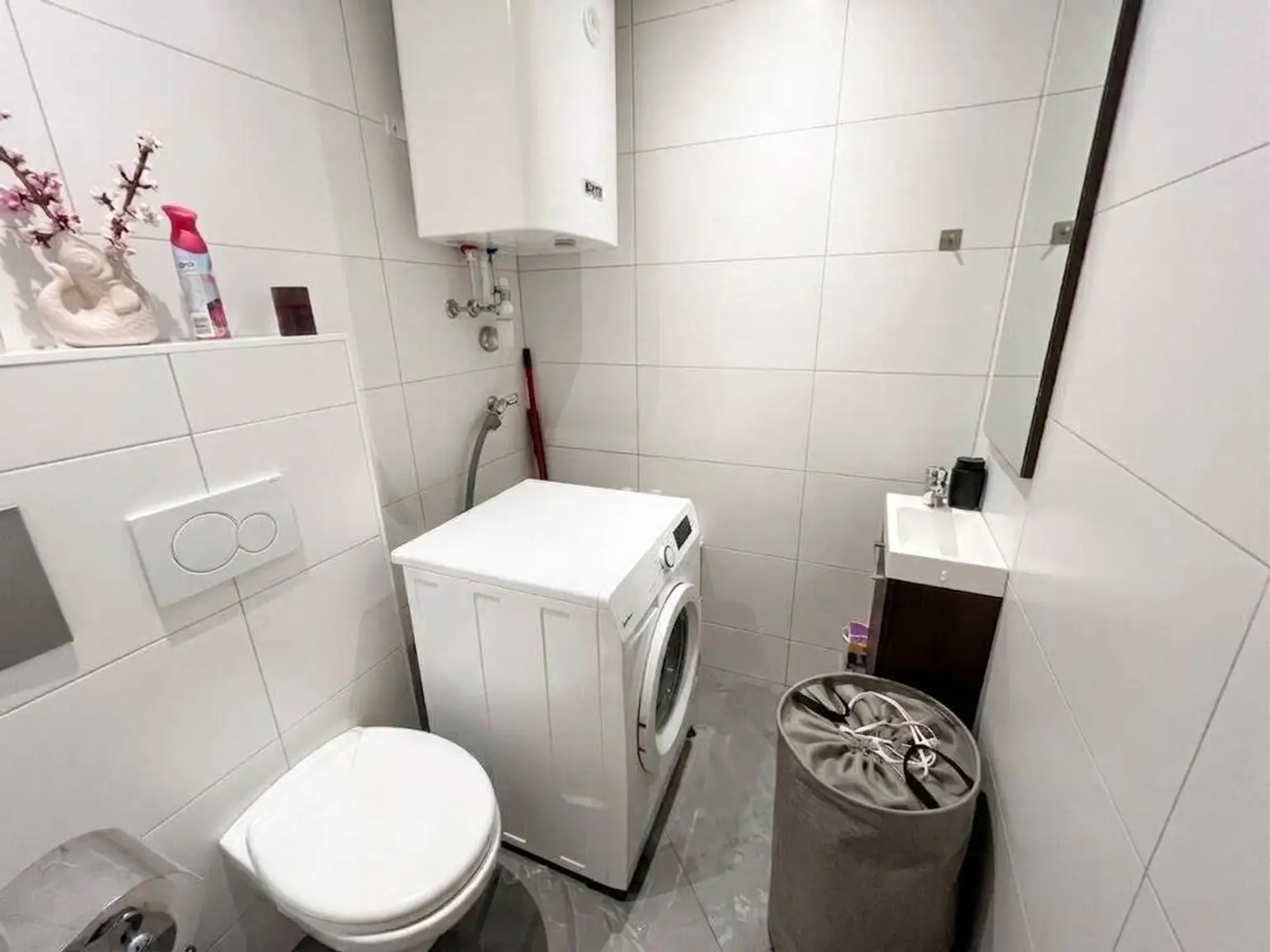 separates WC