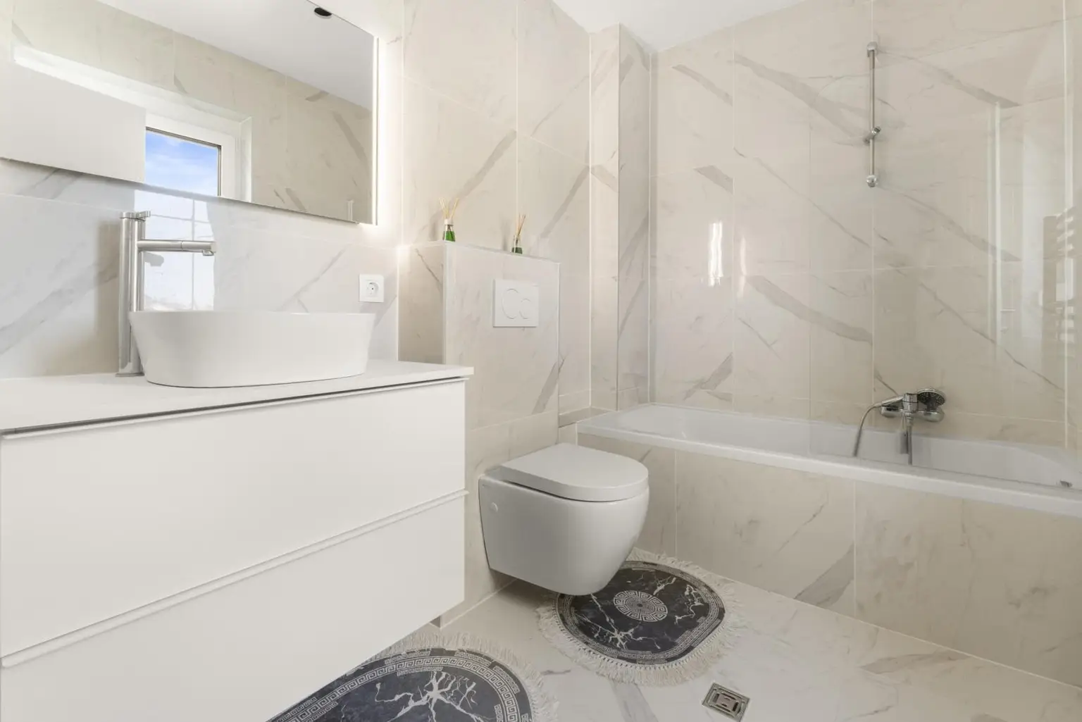 Badezimmer mit Badewanne OG