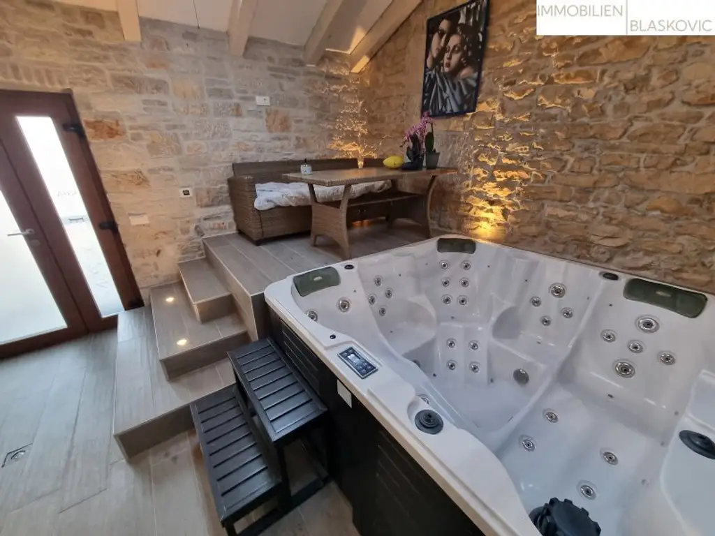 Porec Umgebung - Attraktives Steinhaus mit 2 Appartements und Pool/Wellness