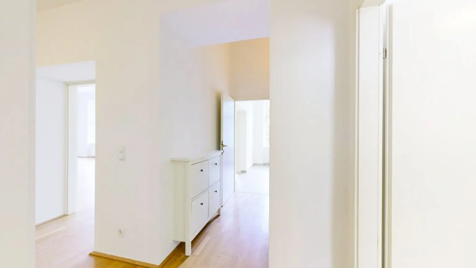 Große und klassisch schöne Altbau-Wohnung | 5 Zimmer | 2 Bäder | Lift | am Liechtensteinpark