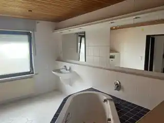 weitläufiges Badezimmer