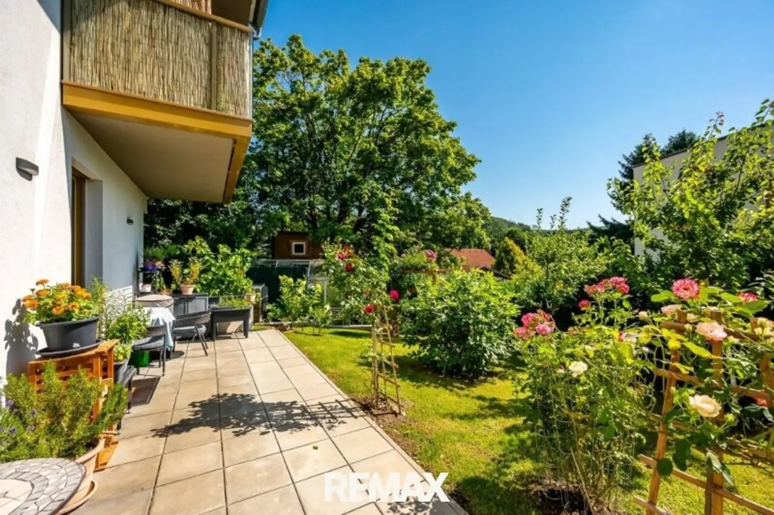 1 Terrasse mit Rosengarten ETW 3004