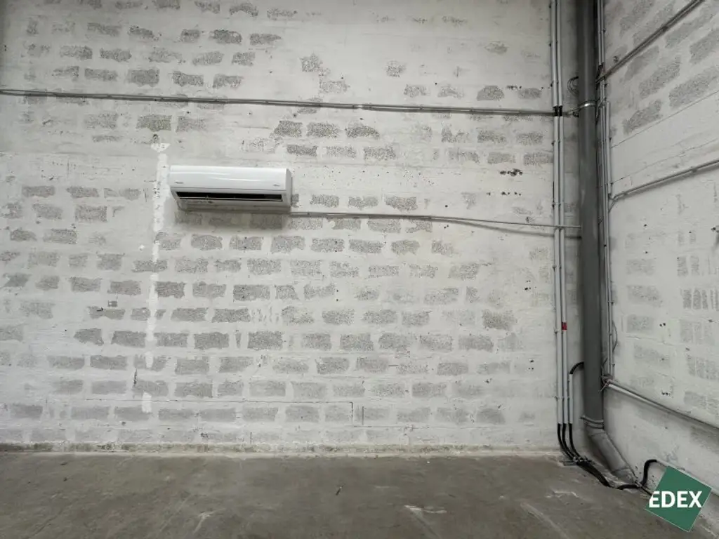 Großzügige Lagerhalle samt Büro