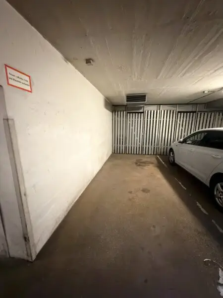 Garagenplatz mit versperrbarem Raum