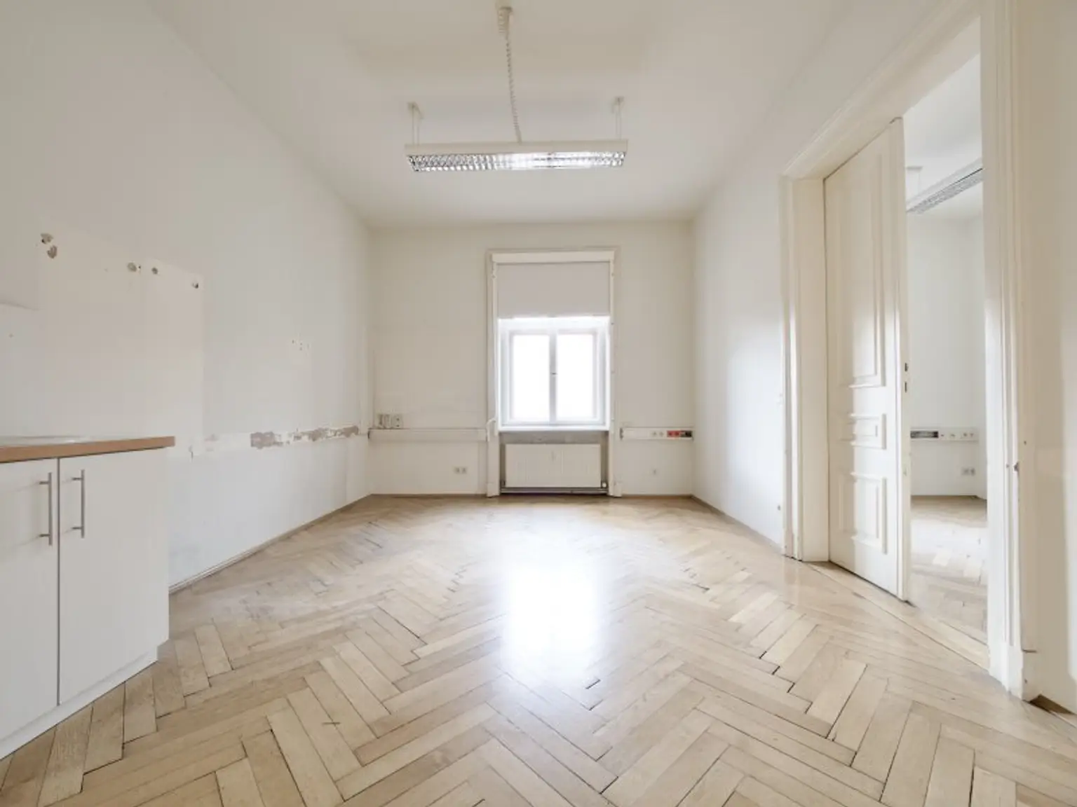 Exklusive Büro- oder Ordinationsfläche im klassischen Altbaustil in der Klagenfurter Fußgängerzone zu mieten!