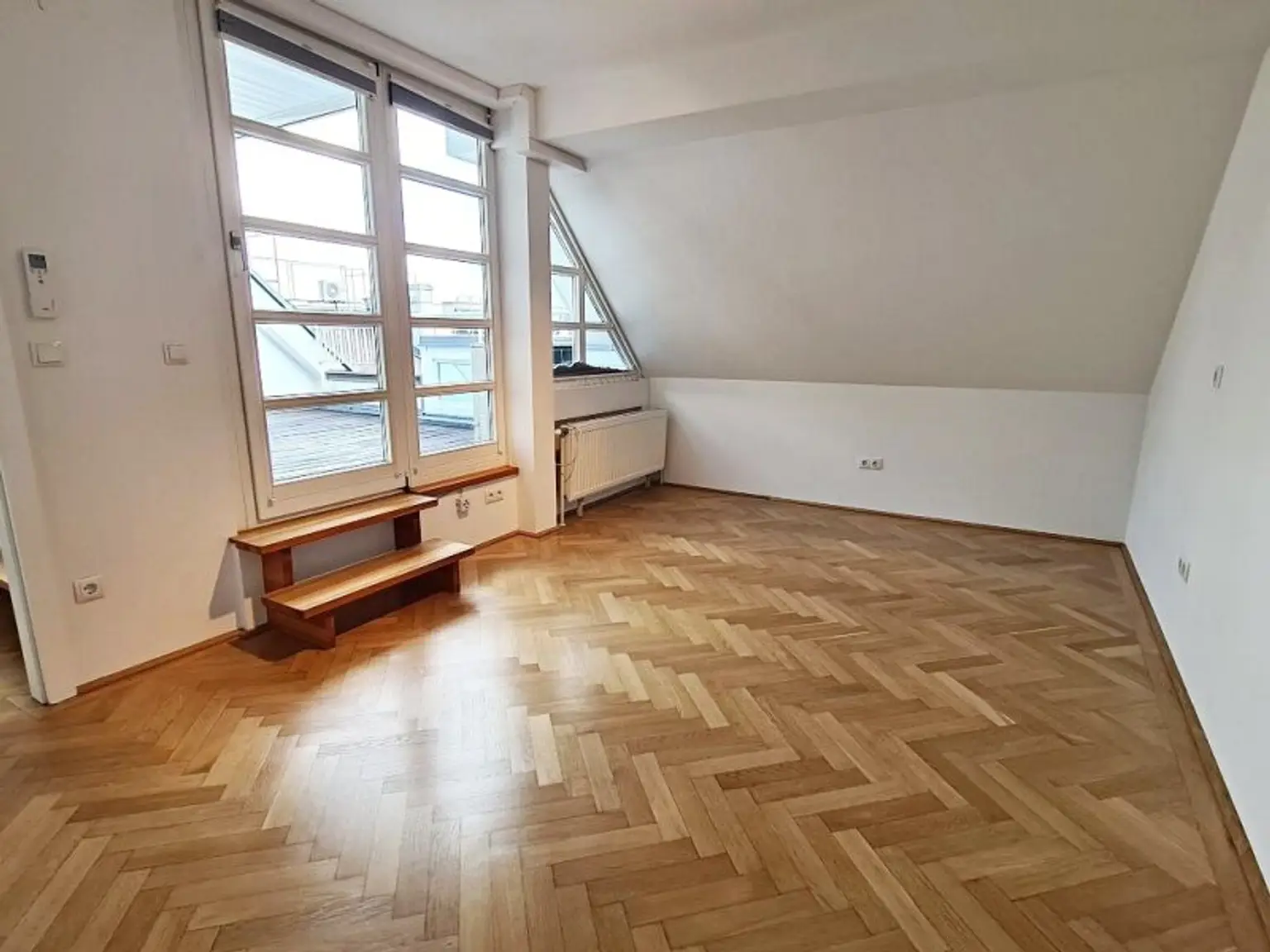 ZELINKAGASSE, DACHGESCHOSS, klimatisierte 157 m2 Maisonette mit 18 m2 Terrasse, 4 Zimmer, Küche, Wintergarten, 2 Bäder, Börse-Nähe