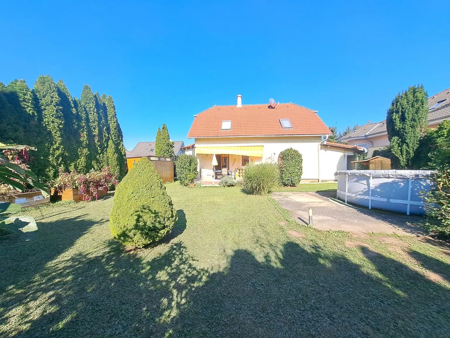 Hinteransicht & Garten