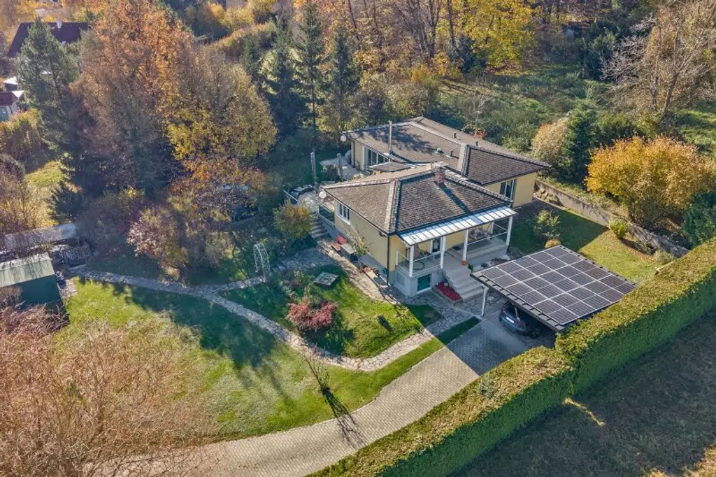 Wohnen mit Blick in den Wienerwald – Außergewöhnlicher Bungalow mit Pool und Photovoltaik