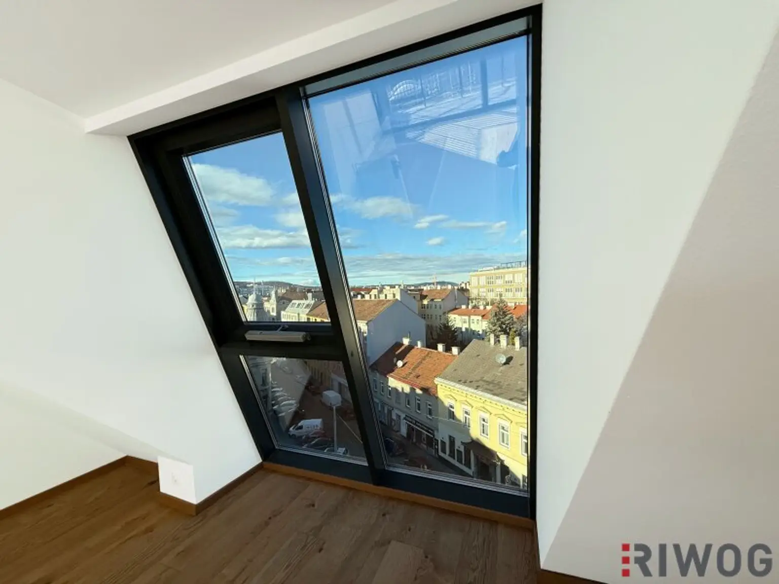3-Zimmer Dachgeschoss-Maisonette Wohnung mit Balkon und südseitiger Innenhofterrasse | Schönbrunn-/Glorietteblick | Fernwärme | ERSTBEZUG
