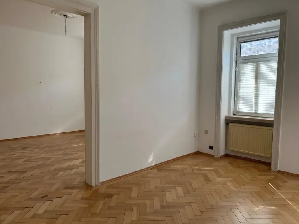 DREI ZIMMER -  ALTBAUWOHNUNG NÄHE STADTHALLE!    WG-HIT!