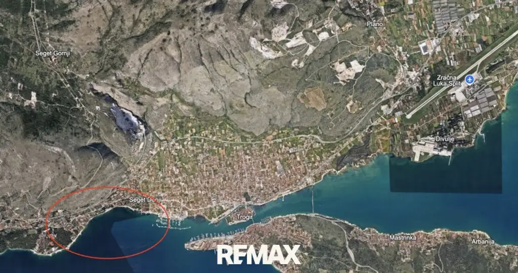 Traumhafte Ferienwohnung direkt am Meer bei Trogir / Kroatien: Erstbezug mit Pool und 75 m² Terrasse!