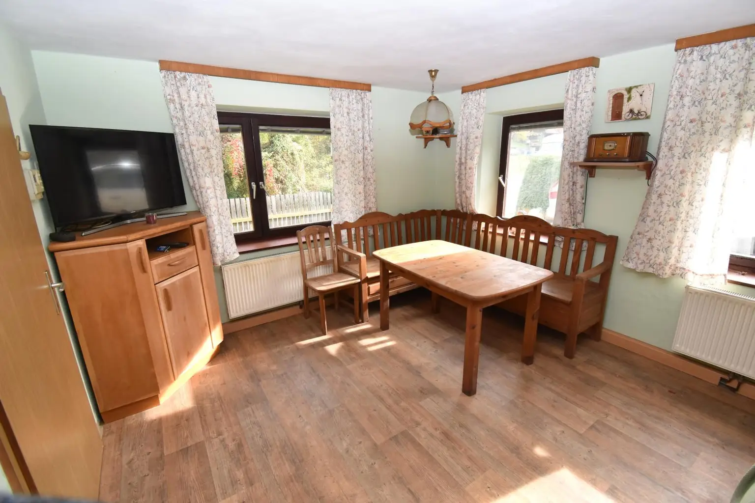 Wohnhaus mit SANIERUNGSBEDARF