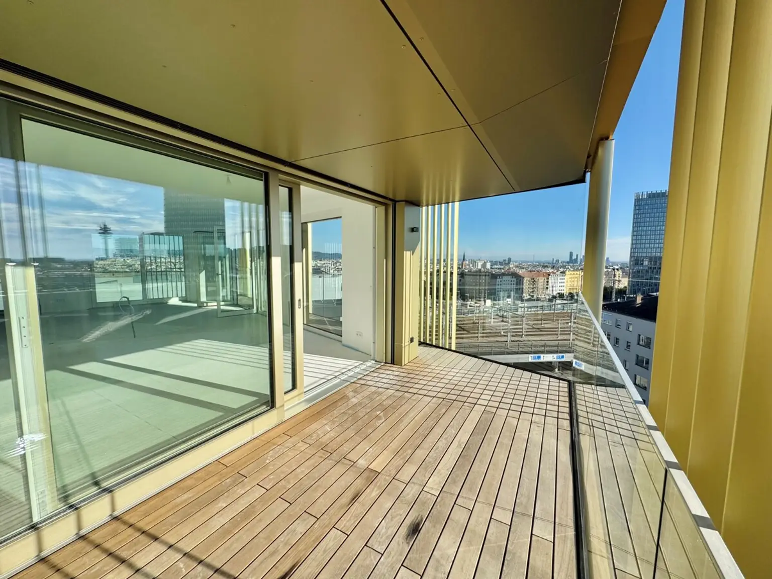 Luxus Pur: Penthouse directly at the main train station: Commission-free + Completion in October