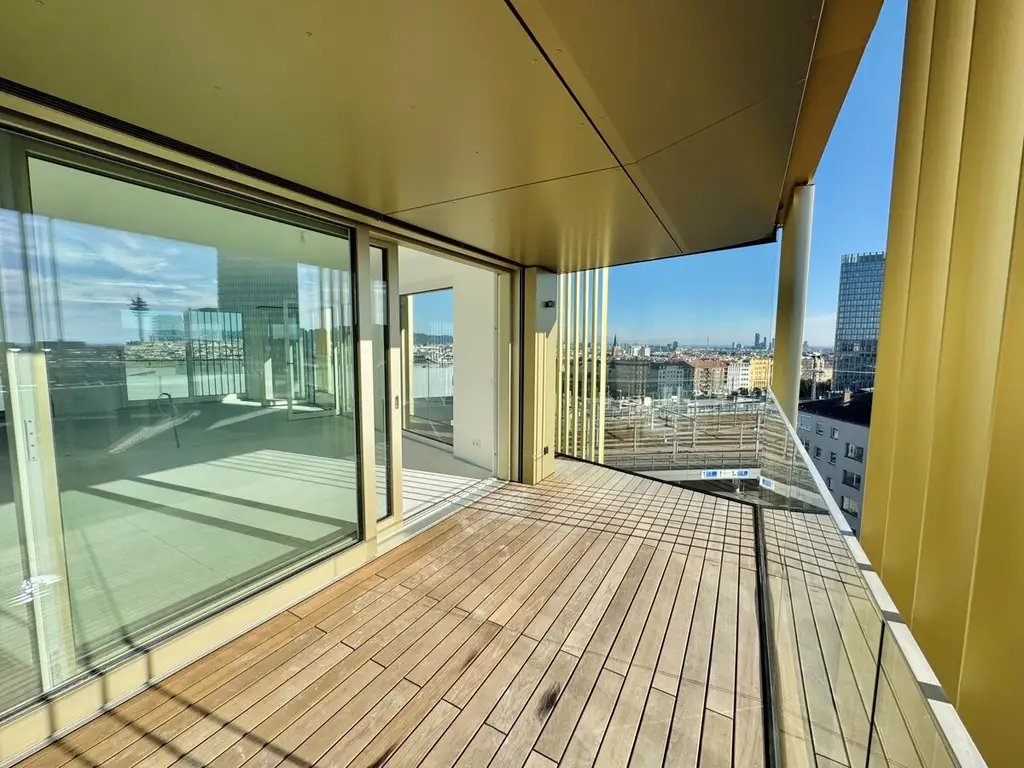 Luxus Pur: Penthouse directly at the main train station: Commission-free + Completion in October