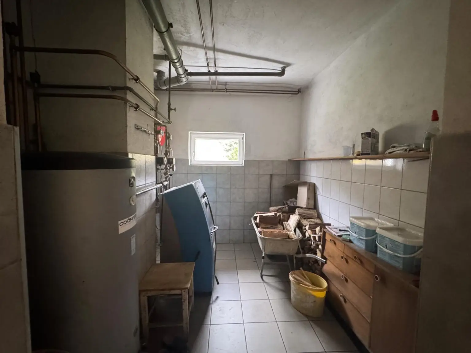 Sanierungsbedürftiges Mehrfamilienhaus mit großem Grundstück und hoher Bebauungsdichte