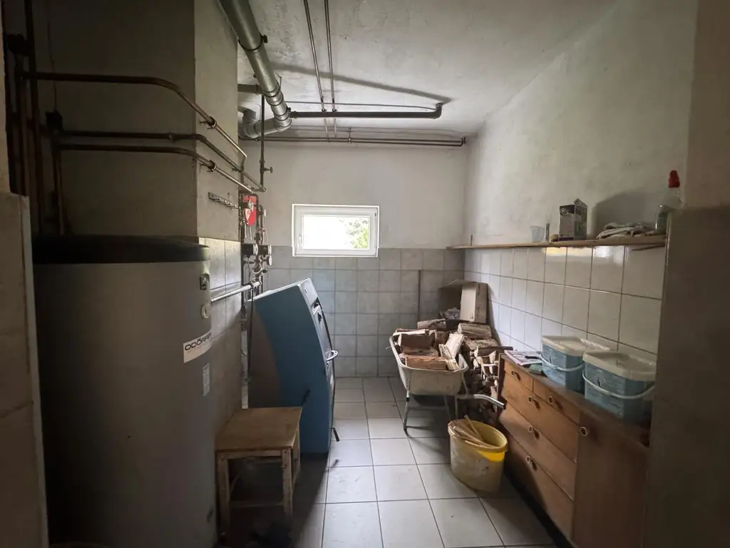 Sanierungsbedürftiges Mehrfamilienhaus mit großem Grundstück und hoher Bebauungsdichte