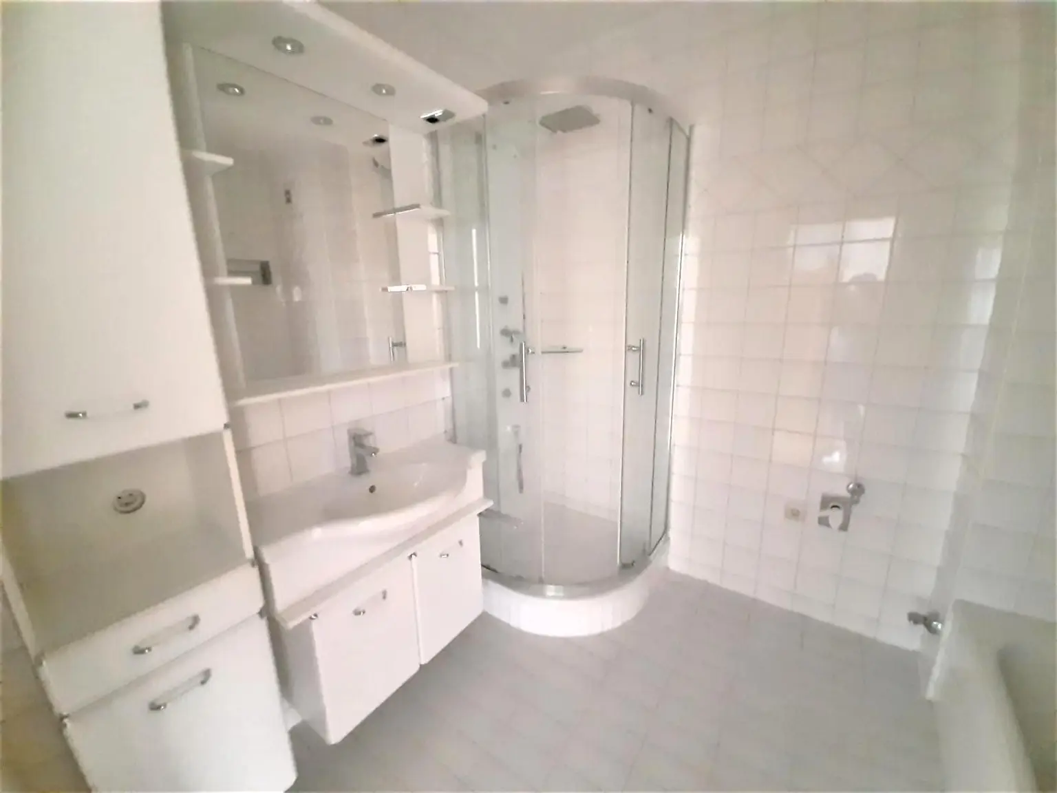 Badezimmer mit Wanne und Dusche