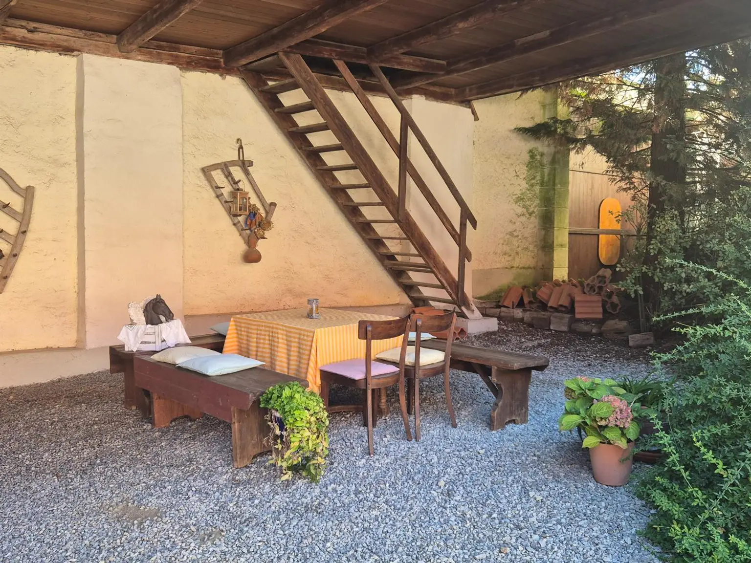 Wunderschöner Dreikanthof in Ruhelage mit Reithalle