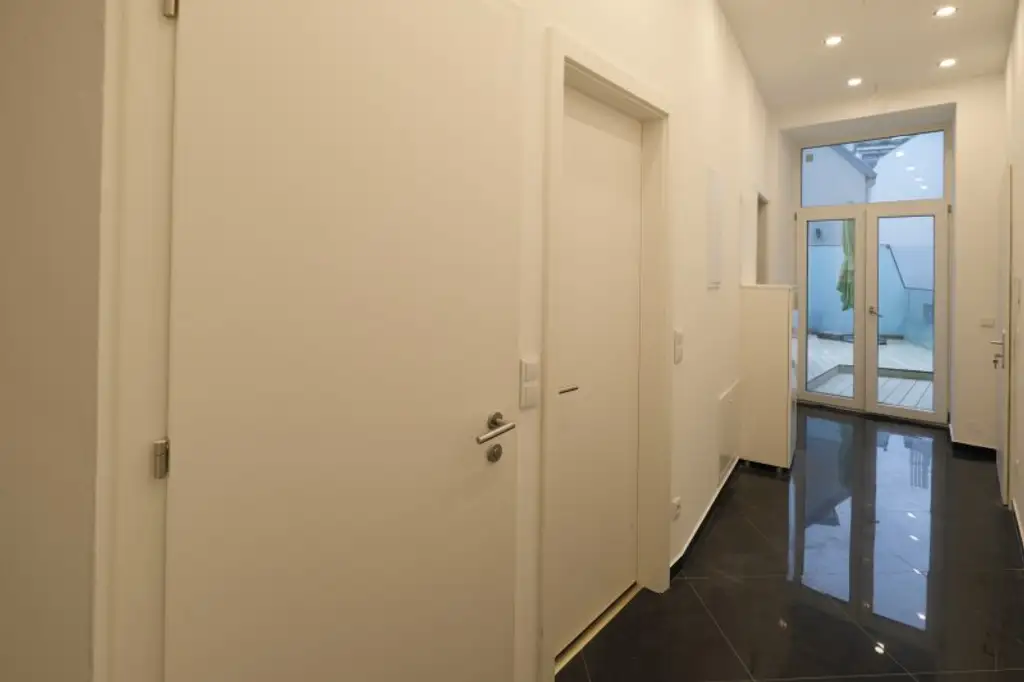 SIEBENBRUNNENPLATZ: Wohnküche + 2 Zimmer + 32 m² Terrasse (neben neuer U2-Station Reinprechtsdorfer Straße)