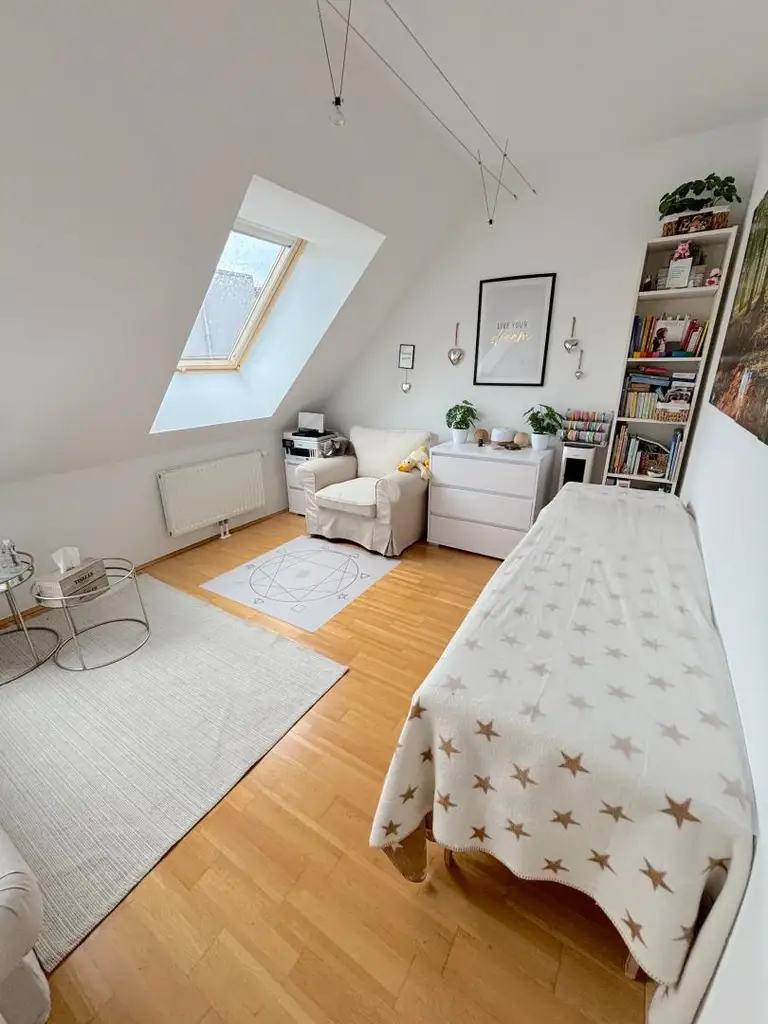 Gut geschnittene Dachgeschoßwohnung in beliebter Wiener Lage