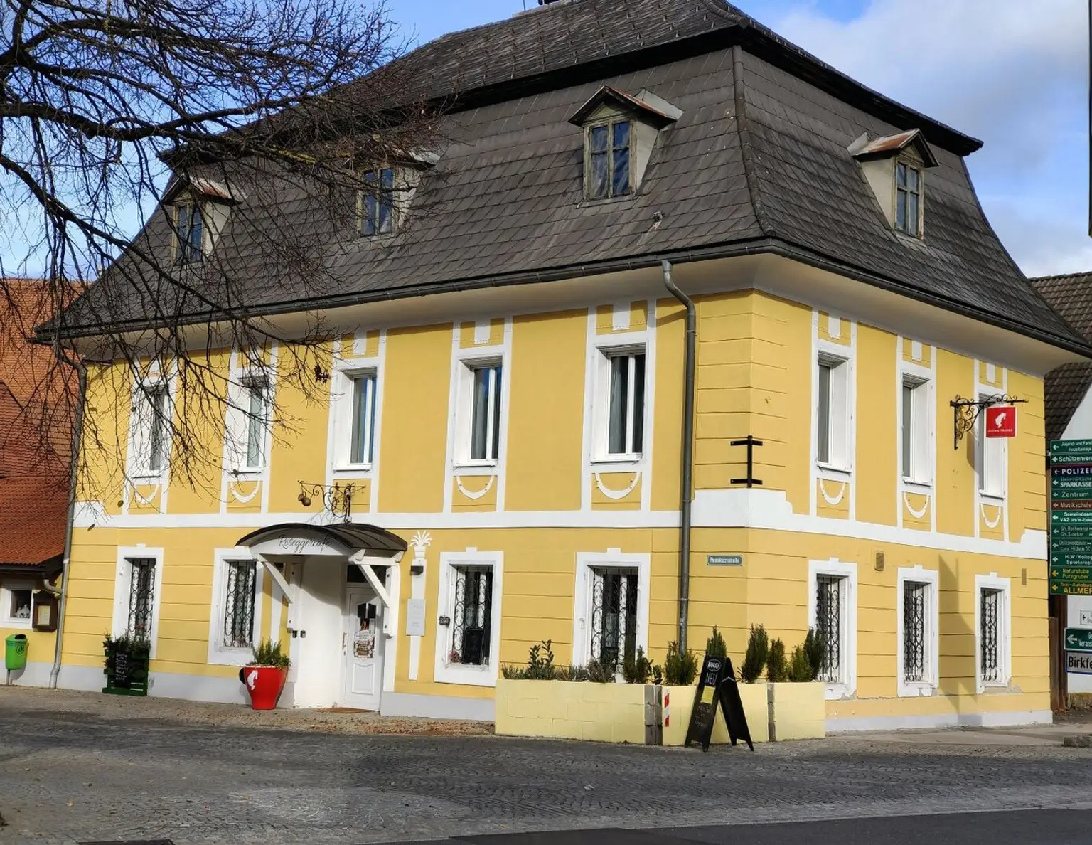 Top verpachtetes Cafe mit Zimmervermietung + exklusives Wohnhaus mit Innenhof + riesigem Stadl mit schönem Garten