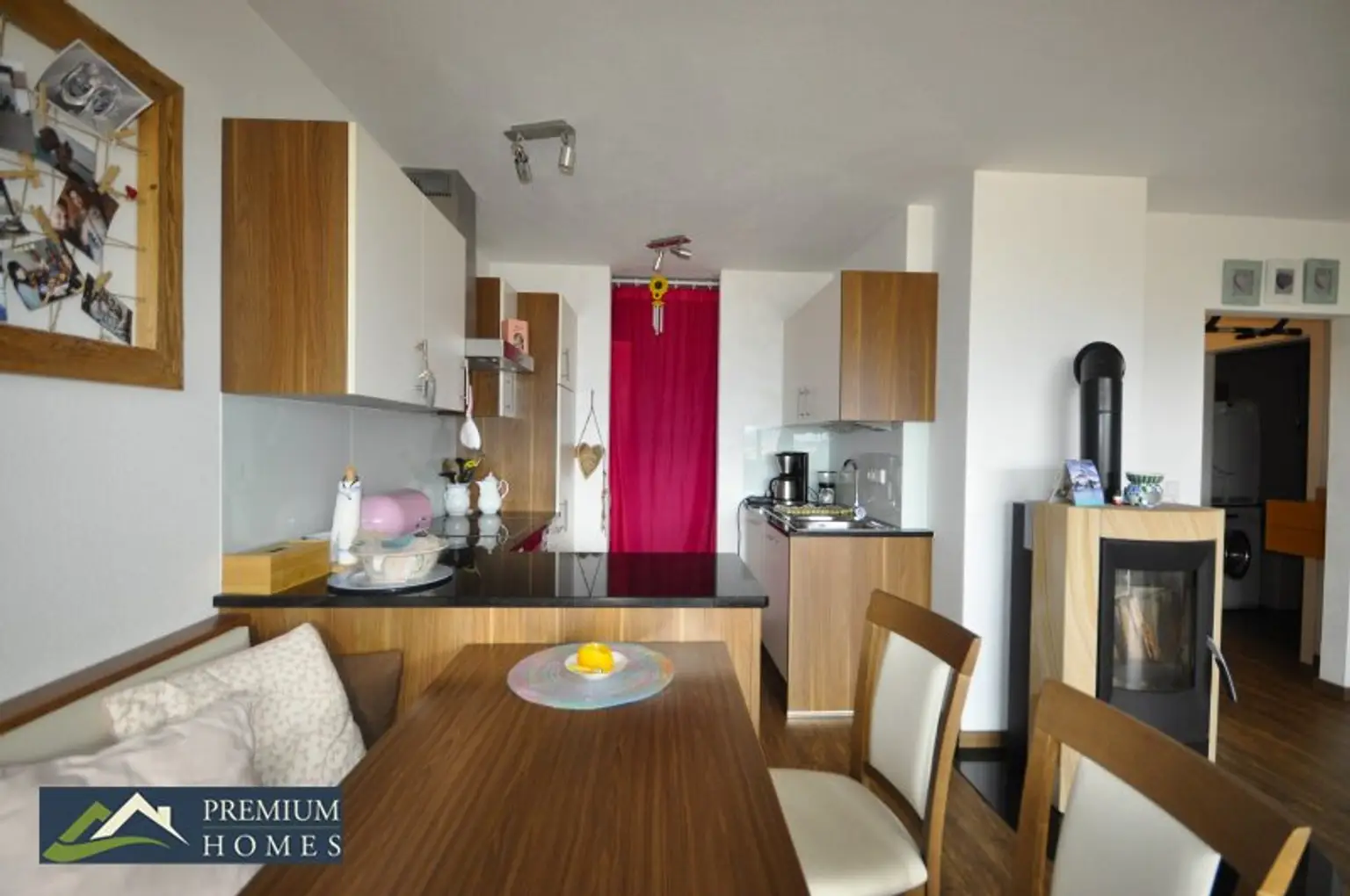 KIRCHBICHL - Eigentumswohnung - offener Wohnbereich mit Küchenblick und Zugang zum Vorratslager