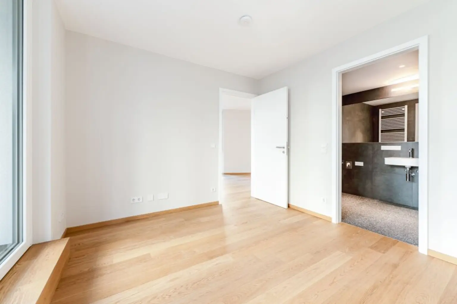 Erstbezug ab Februar! Nähe U6/U4! Helle 2-Zimmer-Wohnung mit Loggia zu vermieten!