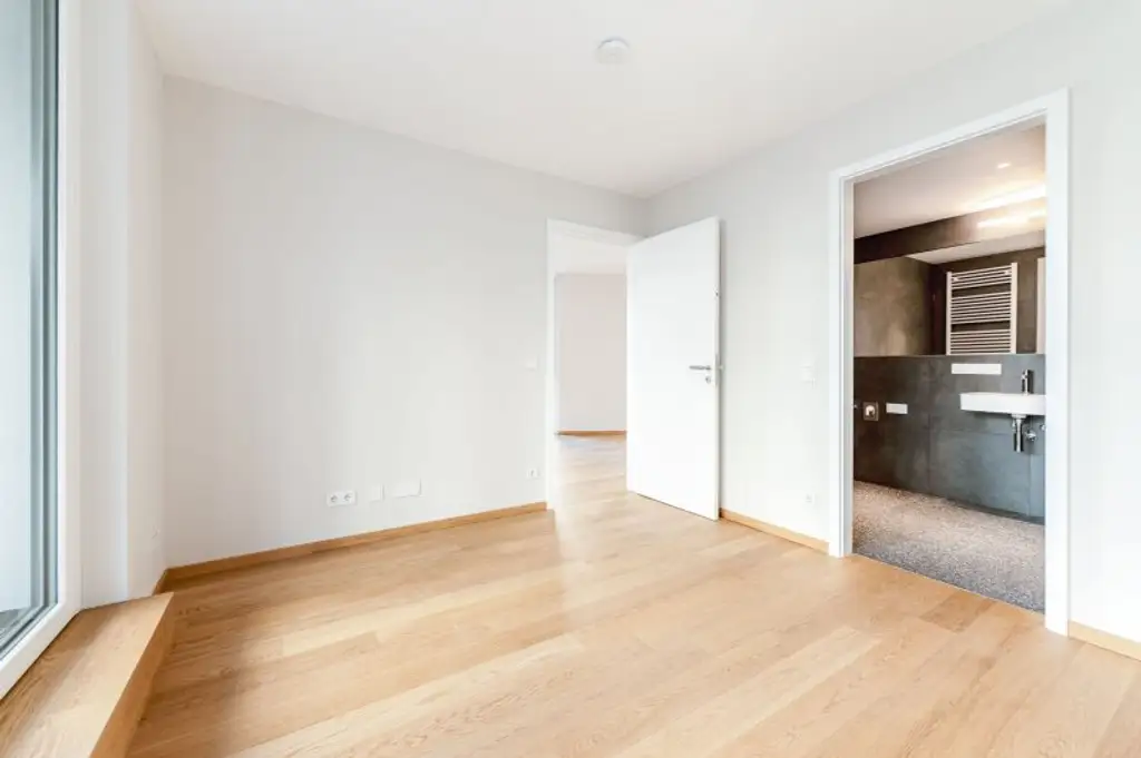 Erstbezug ab Februar! Nähe U6/U4! Helle 2-Zimmer-Wohnung mit Loggia zu vermieten!