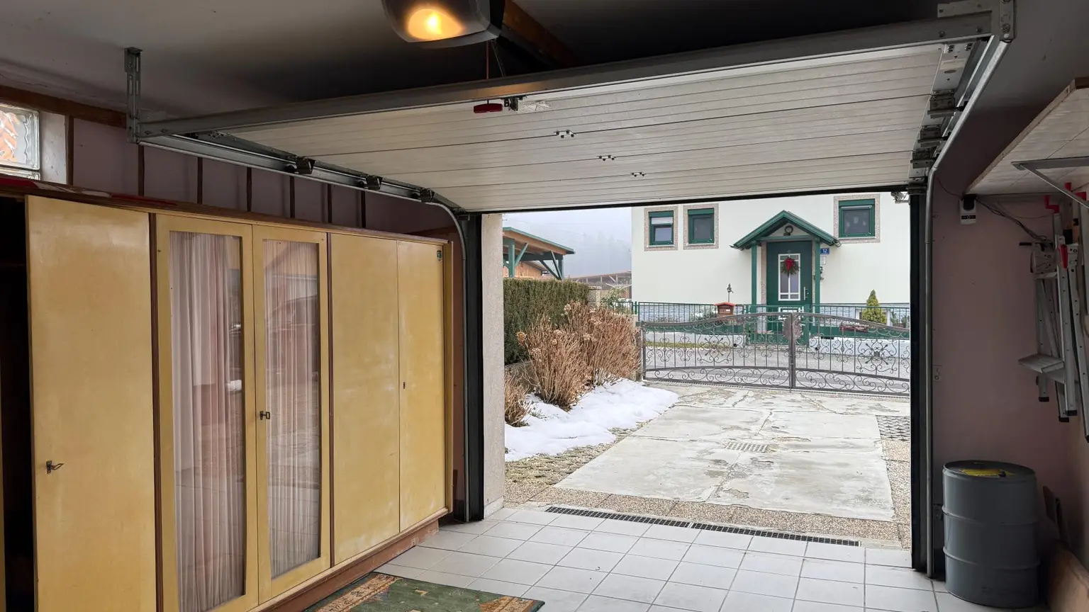 Garage mit elektrischem Tor