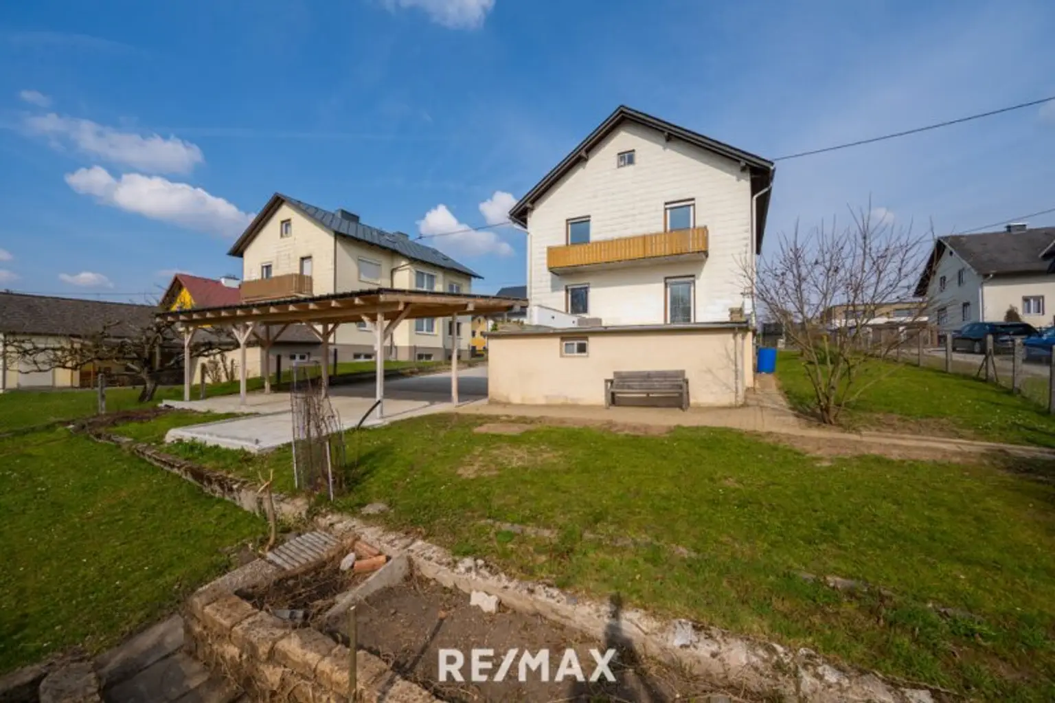 Voll unterkellertes Zweifamilienhaus mit Garten, Carport & Garage in sonniger Zentrumslage von Bad Hall!