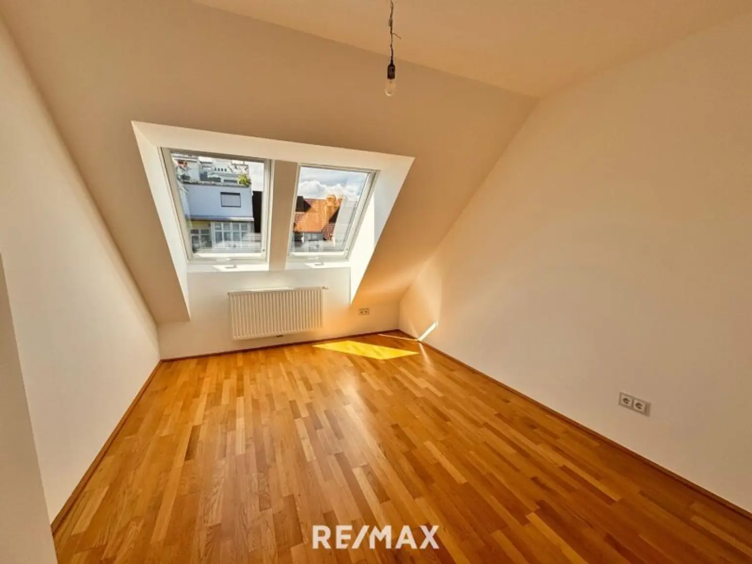 DACHGESCHOSSWOHNUNG MIT STIL&TOPLAGE NAHE ROCHUSMARKT