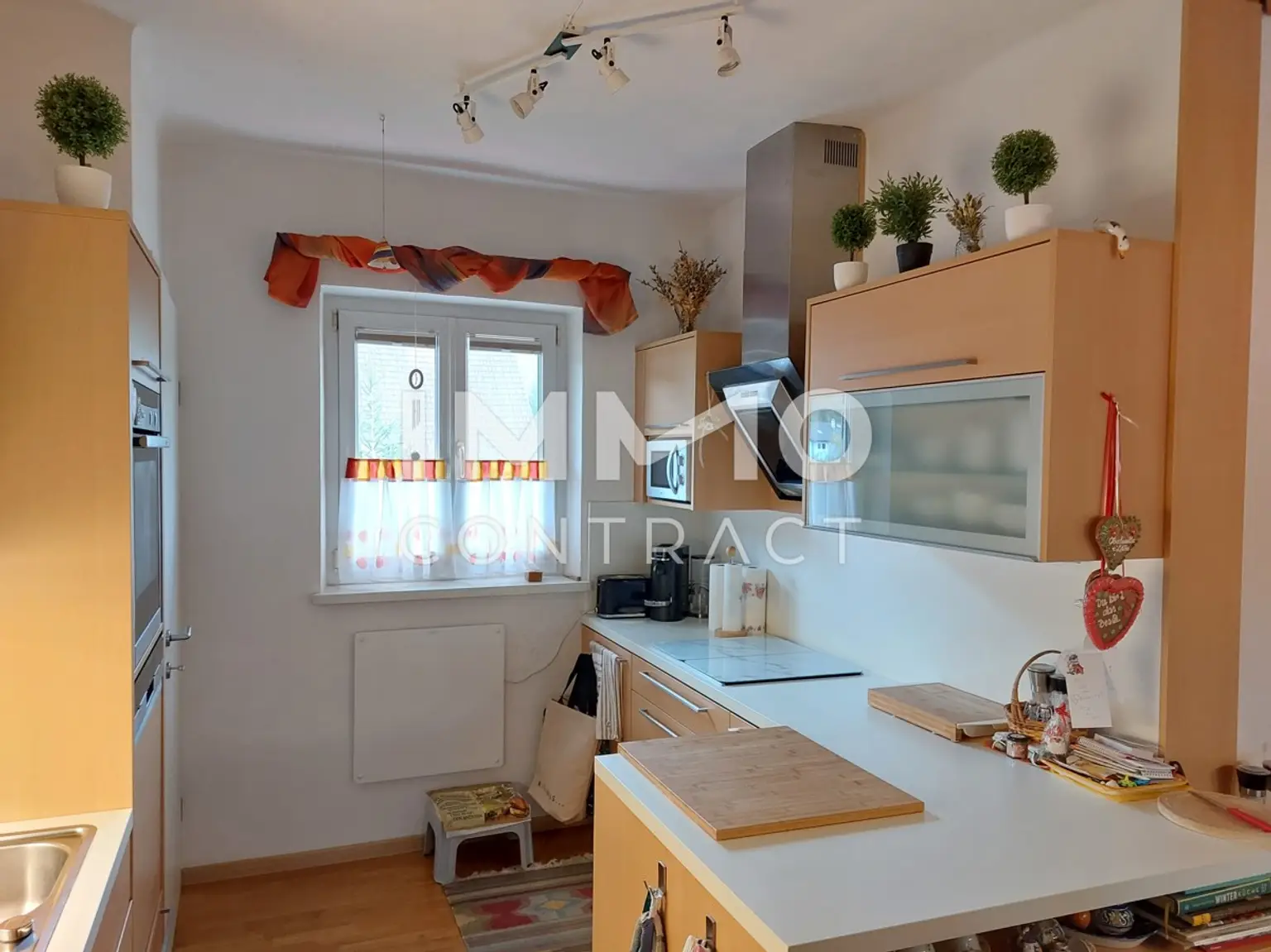 SCHÖNE GEMÜTLICHE UND RUHIGE 3-ZIMMER-WOHNUNG IM 2. OG MIT EIGENEM GARTENANTEIL UND PARKPLATZ