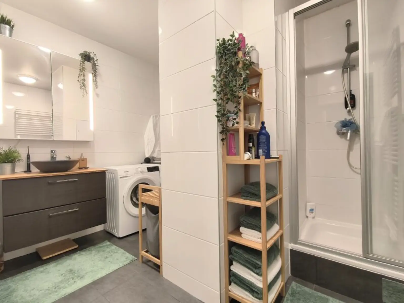 3-Zimmer-Dachgeschosswohnung mit 2 Balkonen, Wintergarten-Loggia & Weitblick - U2 Hardeggasse fußläufig - Klimaanlage & Küche