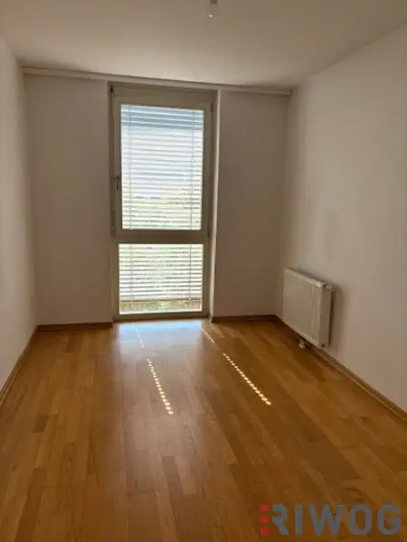 3 Zimmer-Penthouse-Wohnung mit Balkon in den grünen Innenhof gerichtet