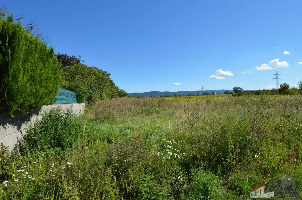 1.930 m² Grundstück umgeben von Feldern