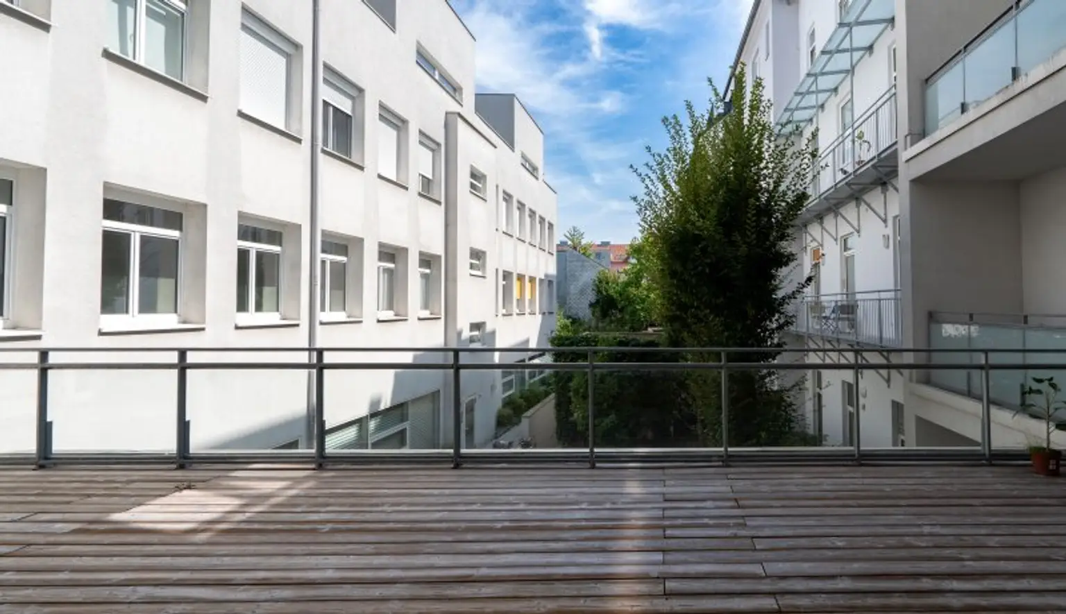 Nähe Landstraße: Moderne 3-Zimmer Wohnung mit Balkon und TG-Parkplatz zu mieten!