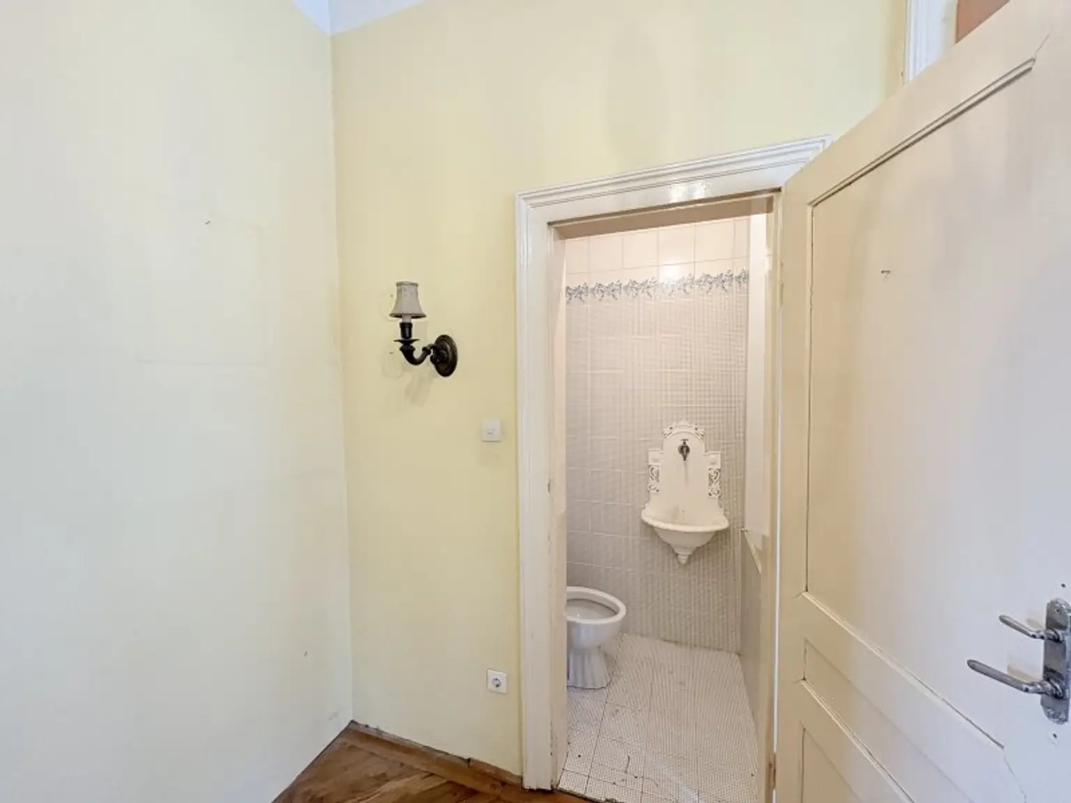 Charmante 2-Zimmer-Wohnung in 1090 Wien – Ihr Sanierungsprojekt wartet!