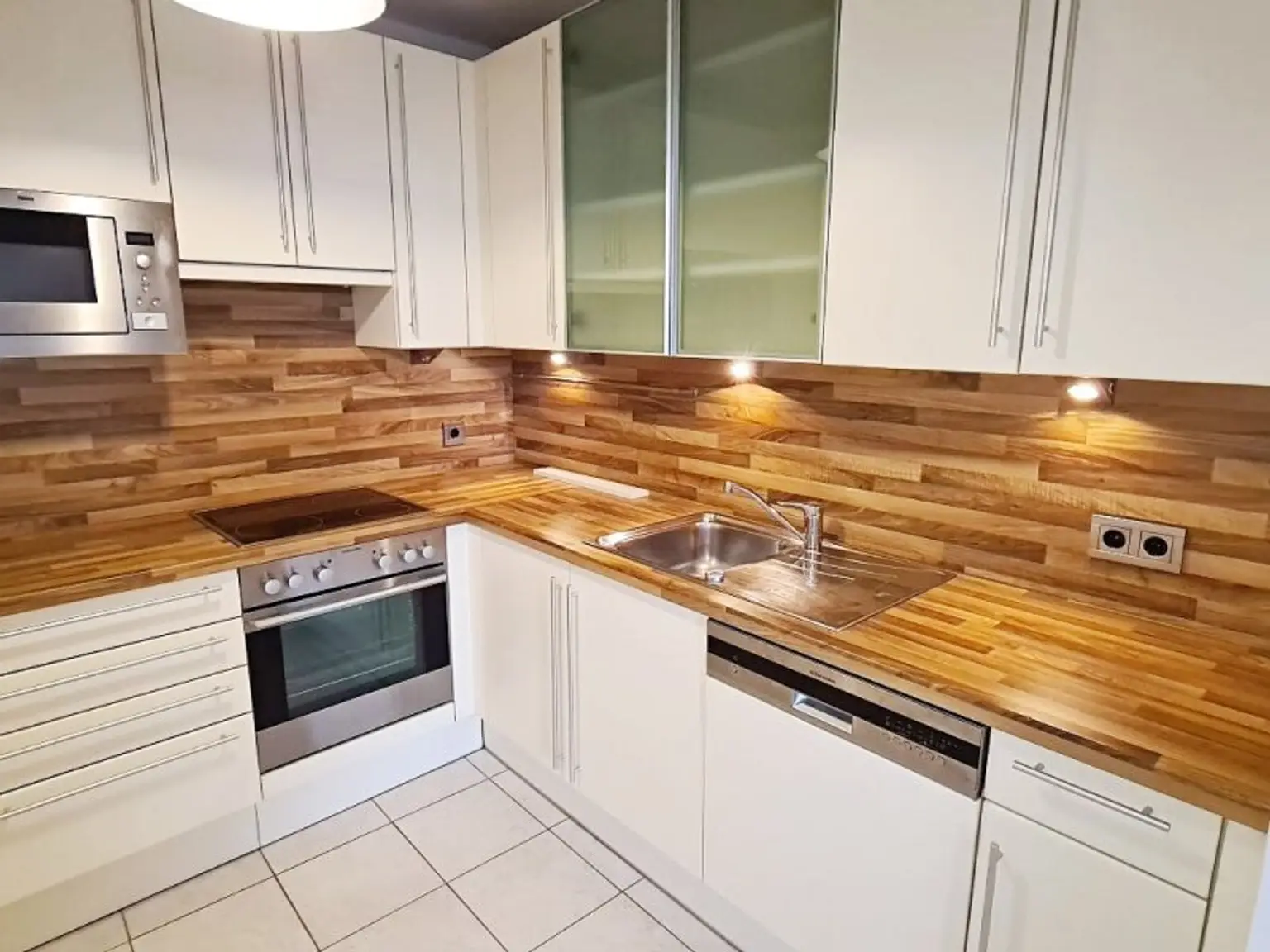 NASCHMARKT-NÄHE, 62 m2 Dachgeschoß, 2 Zimmer, Küche, Wannenbad, Parketten, U4-Nähe, Kettenbrückengasse