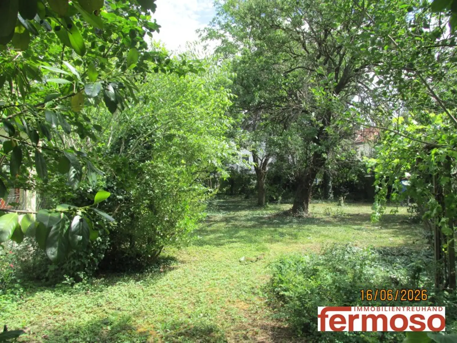 Traumgrundstück 696m² in 1110 Wien – Perfekt für Ihr Eigenheim!  Sehr grün und mit einem teilweisen sehr alten Baumbestand am Grundstücksrand