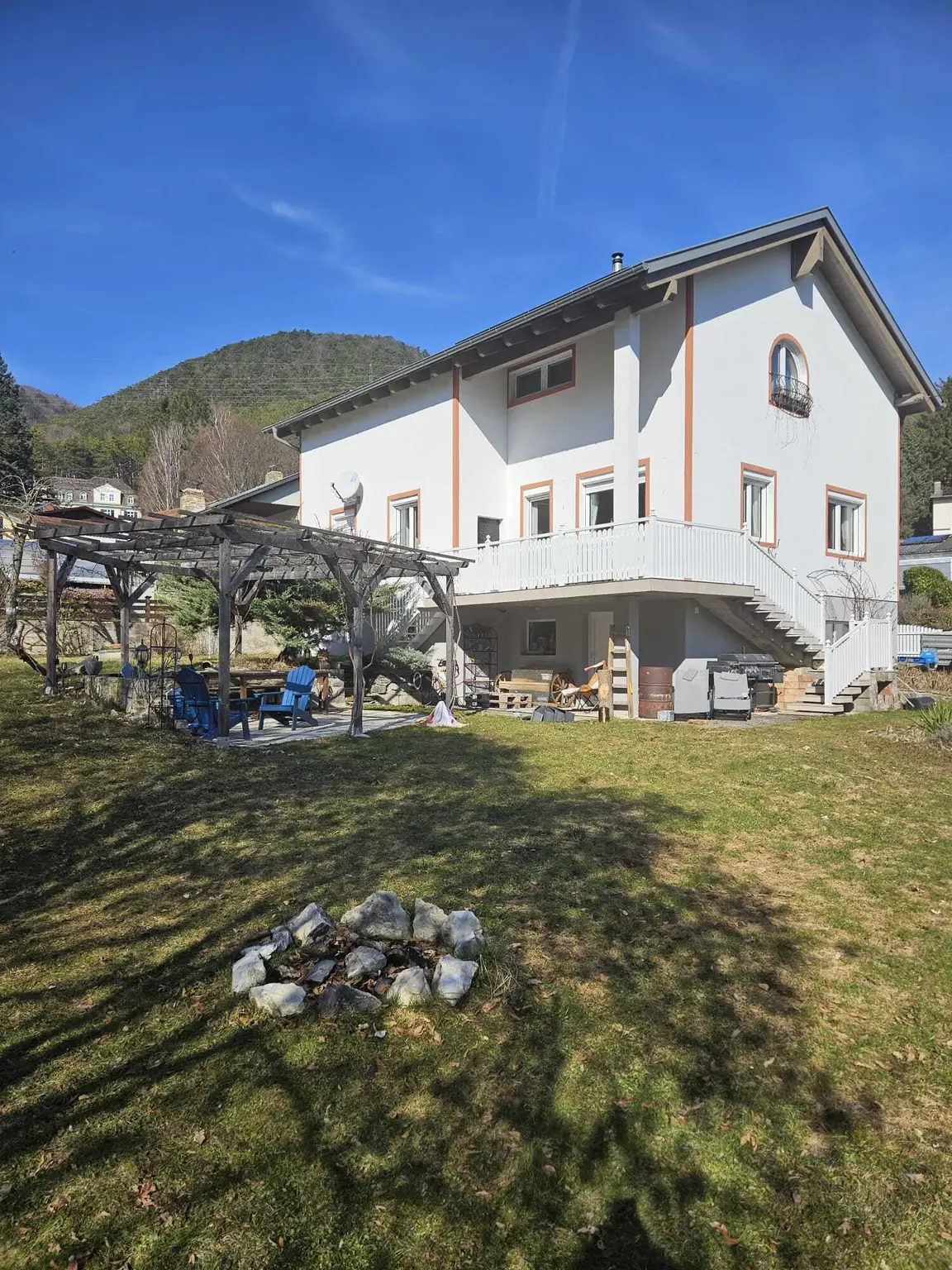 Modernisiertes Einfamilienhaus mit 1.057m² Grundstück, Luftwärmepumpe & PV-Anlage in ruhiger Ortsrandlage von Wopfing