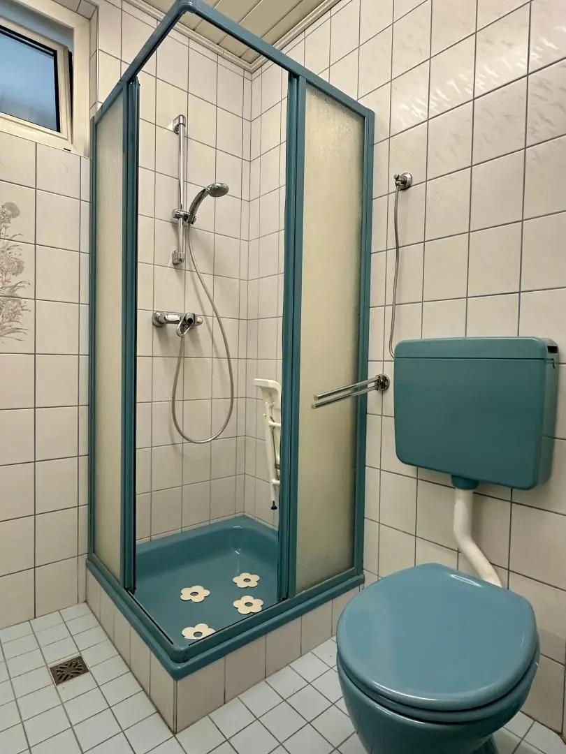 Bad mit WC und Fenster