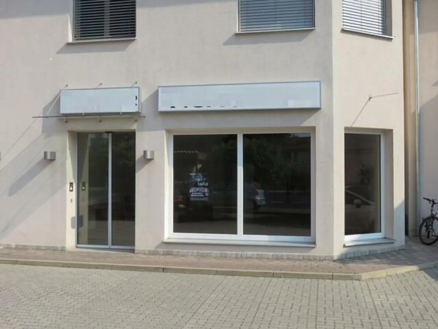 Portal-Geschäftslokal - Büro mit Parkplatz - keine Gastronomie!