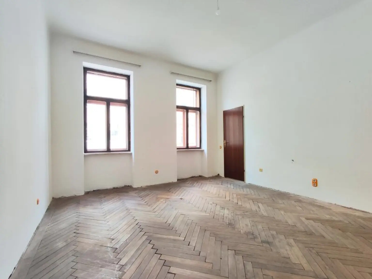 MATZNERPARK-NÄHE : Altbauwohnung mit Potential in ruhiger Lage