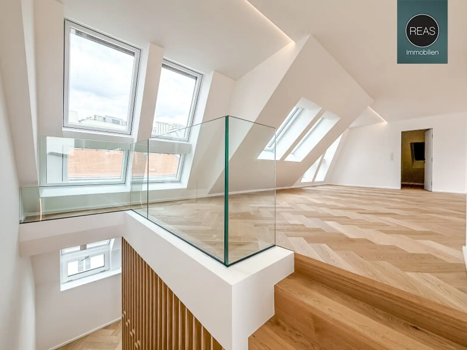 Elevate 1090 – Erstbezug: Dachgeschoss - Maisonette Wohnung (klimatisiert) mit großer Dachterrasse nahe U6 Alser Straße, AKH!